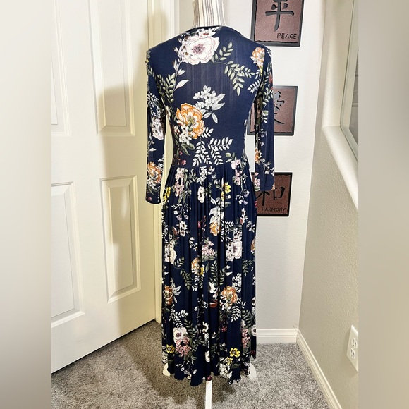 Mimi & Daphne Blue Floral 3/4 Sleeve Pleated Fit & Flare maxi dress size M - Picture 4 of 9